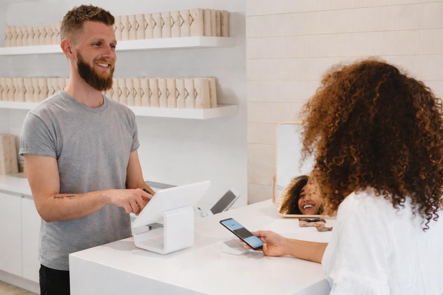 equipo fintech trabajando con terminal